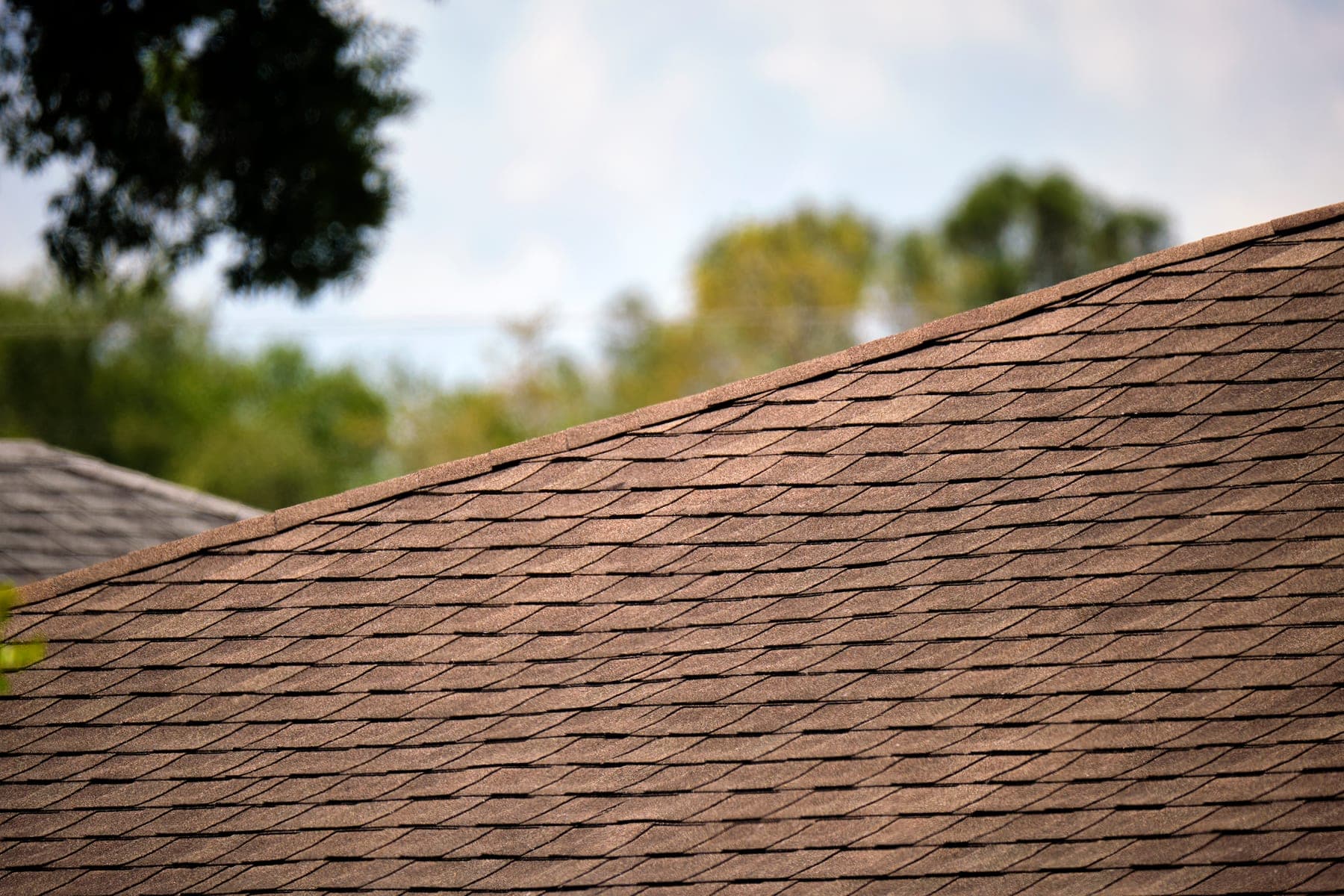Asphalt shingles roofing material with warranty temperature guidance