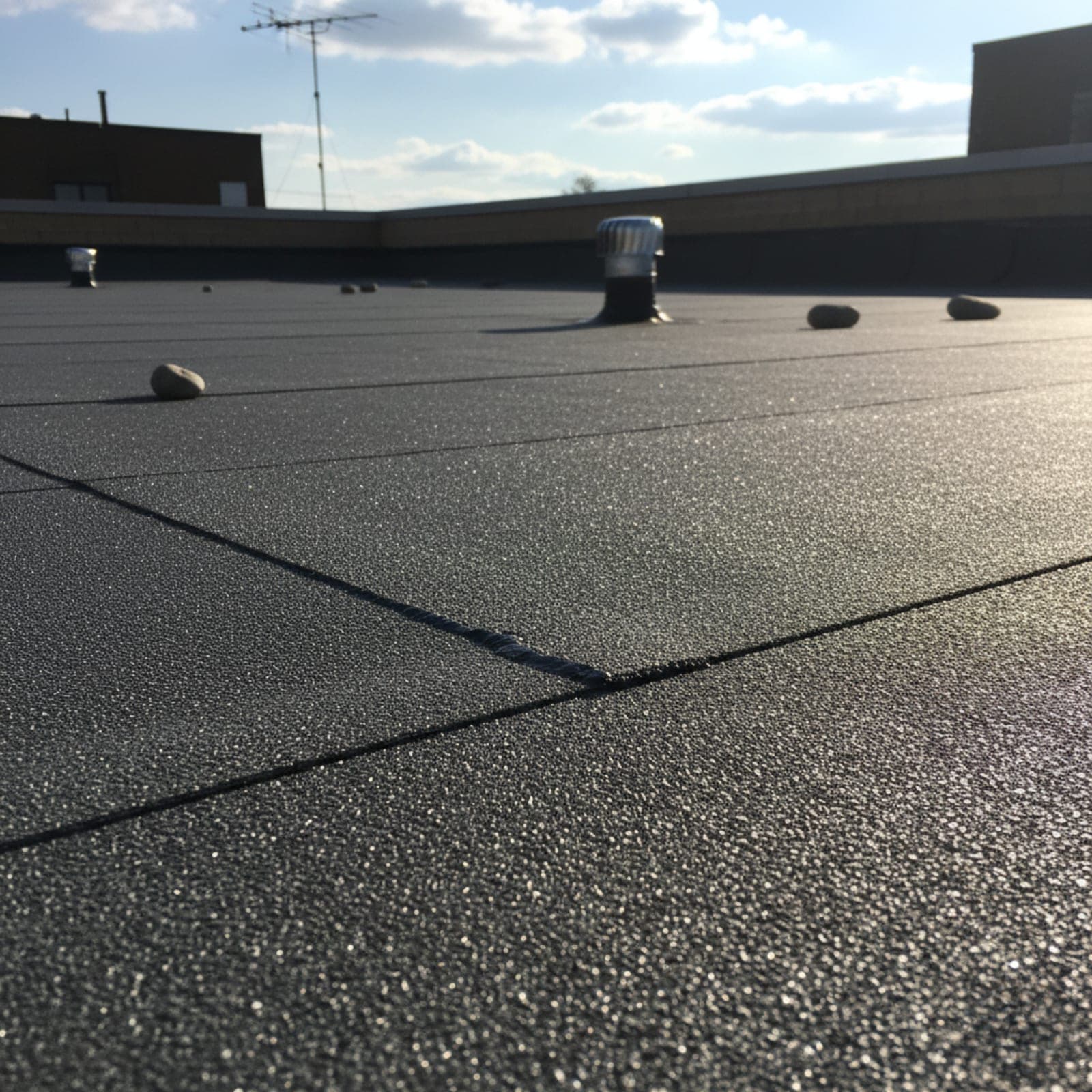 Modified bitumen roofing material with warranty temperature guidance